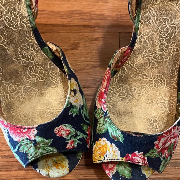 CLASSIFIED BLACK FLORAL WEDGES - Picture 6 of 8